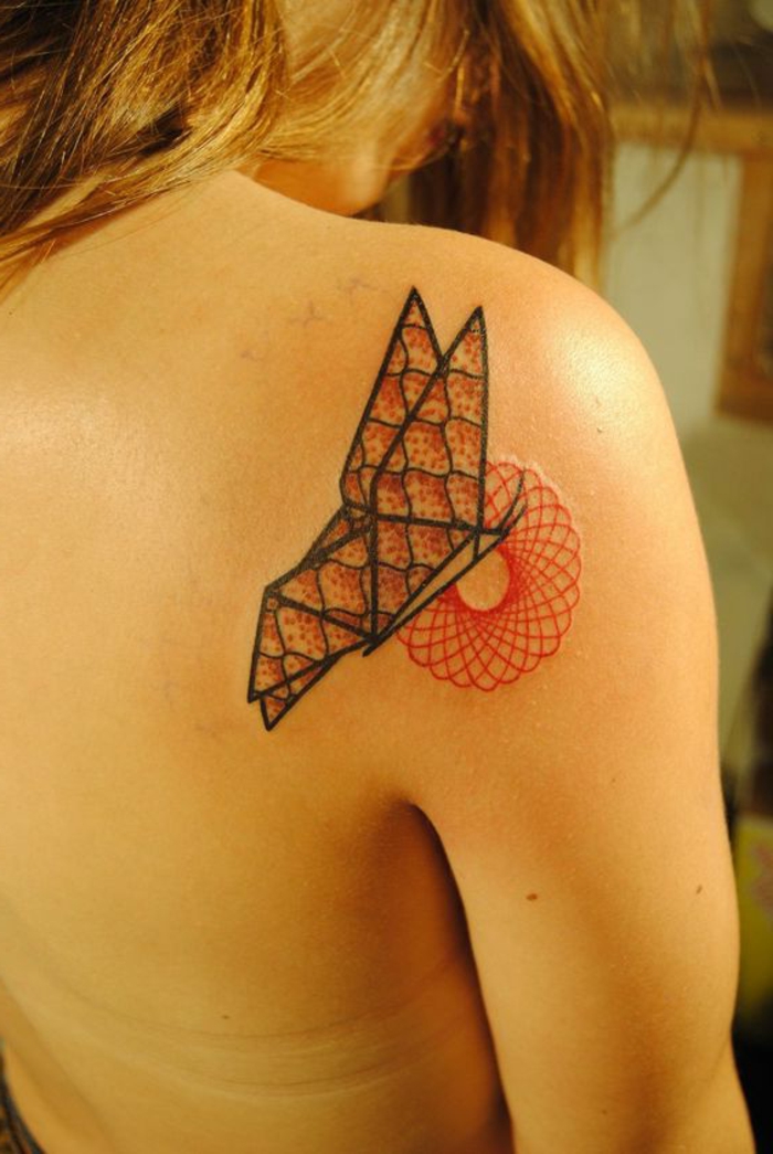 hier finden sie eine idee für einen tollen kleinen schmetterling tattoo auf dem schulterblatt - idee für einen kleinen origami tattoo für den frauen 