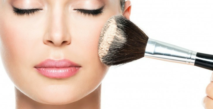 dezentes make up schminke mit pinsel auftragen wichtig nützlich das schminken macht spaß genuss für die frauen