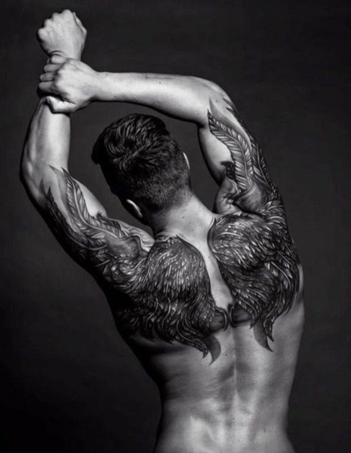 noch eine ganz tolle idee für einen schwarzen tattoo engel für die männer - hier ist ein mann mit einem engelsflügel tattoo