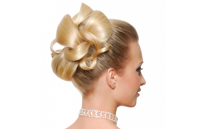 eine schalkhafte Frisur für Braute mit mittellangen Haaren, hochgesteckt in einem Dutt, Halskette aus Kristallen