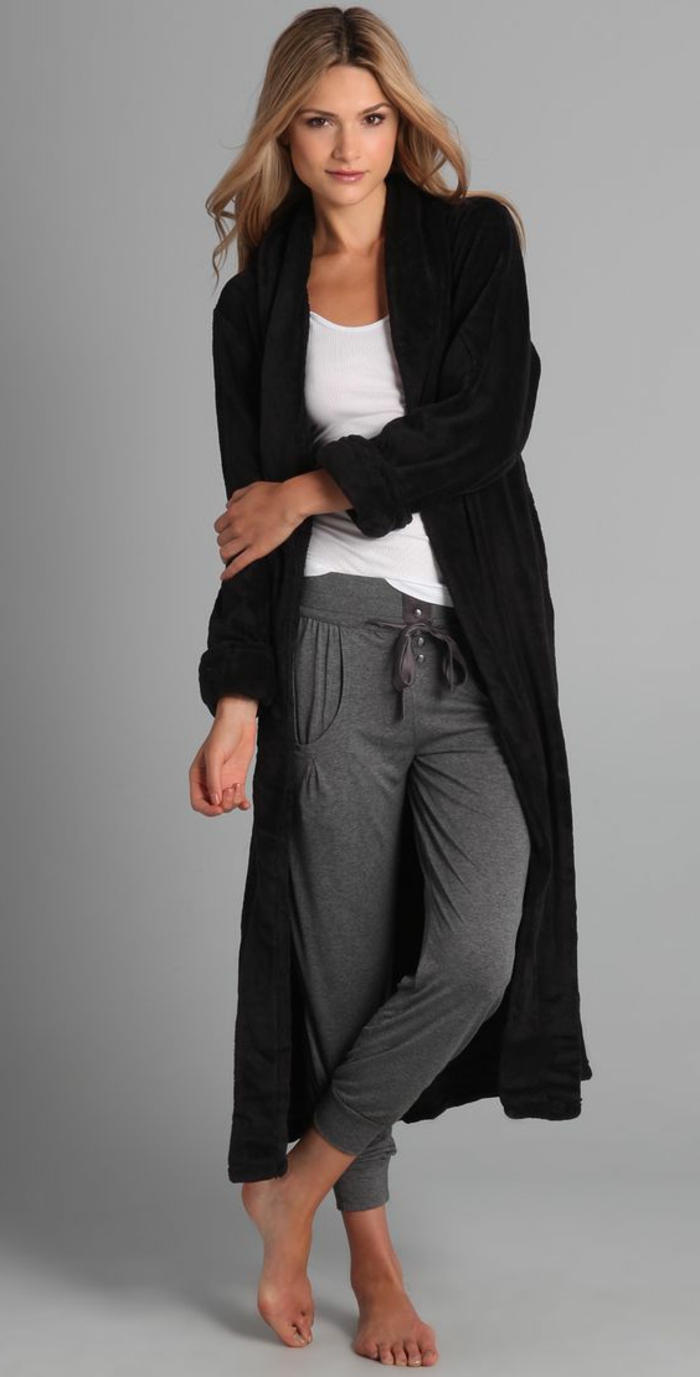 outfit mit jogginghose grau und langen schwarzen mantel