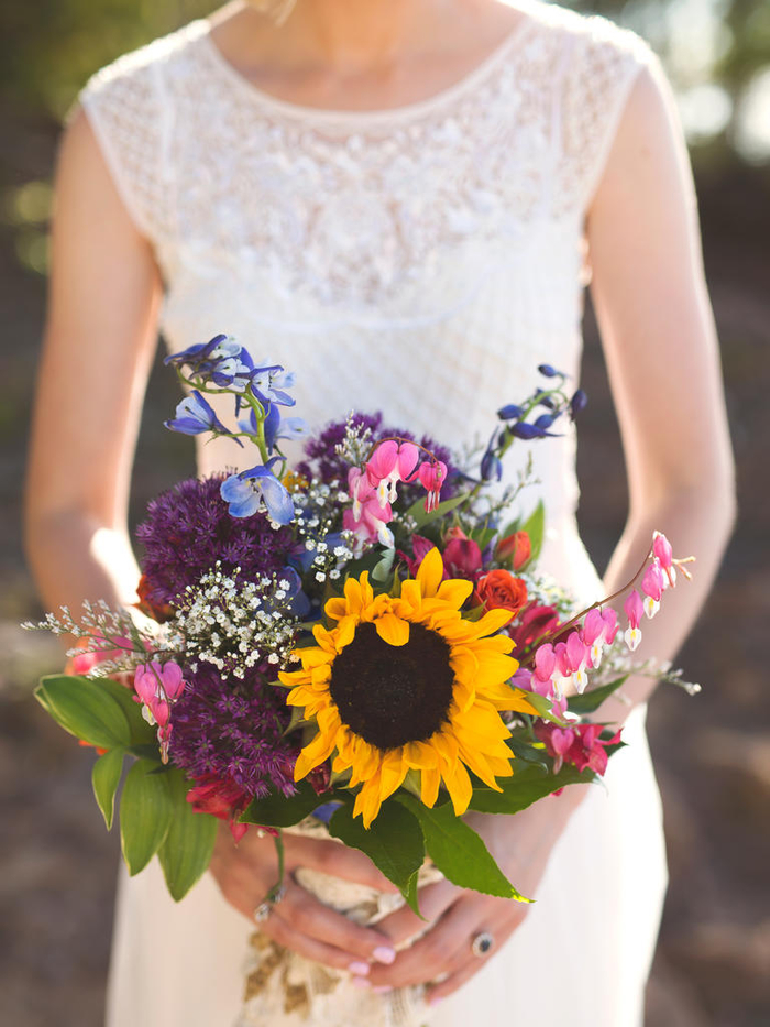 Hochzeitsstrauß mit vielfältigen Blumen, schöne Ideen für Sommerhochzeit, natürlich und stilvoll