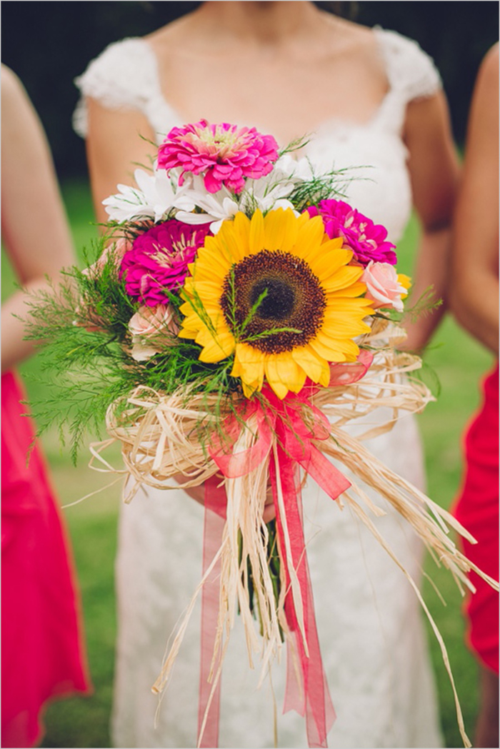 Ideen für Sommerhochzeit, Hochzeitsstrauß, Kombination von Sonnenblume und Zinnien