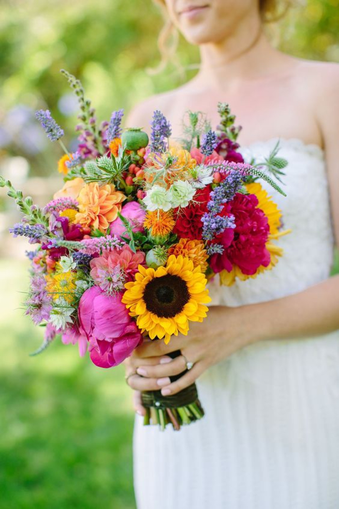 Ideen für Sommerhochzeit, Hochzeitsstrauß mit vielfältigen bunten Blumen, Feldblumen