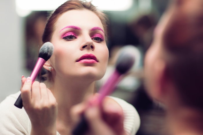 ausgefallene schmink idee in rosa tages make up am abend tragen mode make up schminke ideen tolles foto