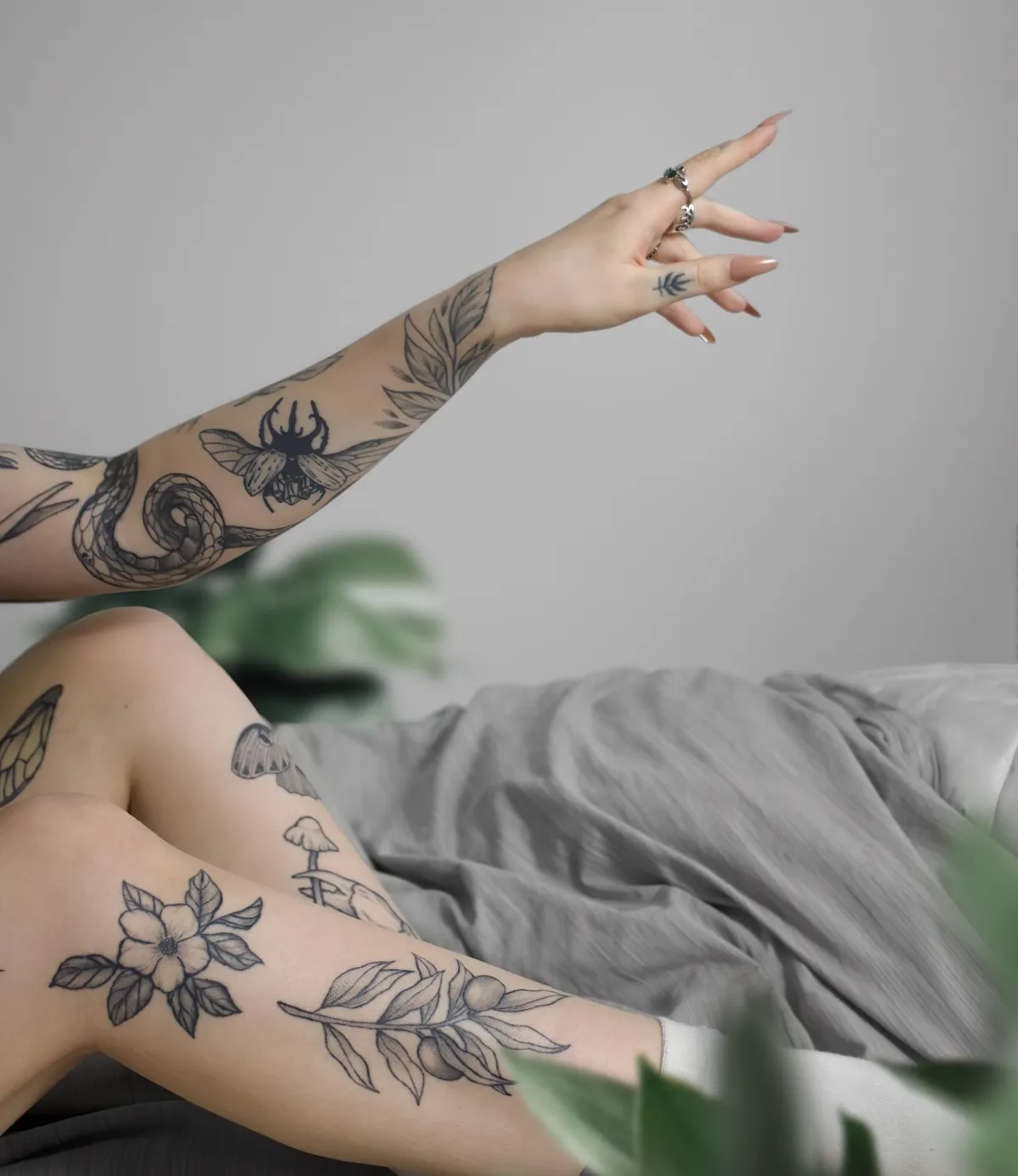 tattoos am bein blumen und schmetterlinge groß