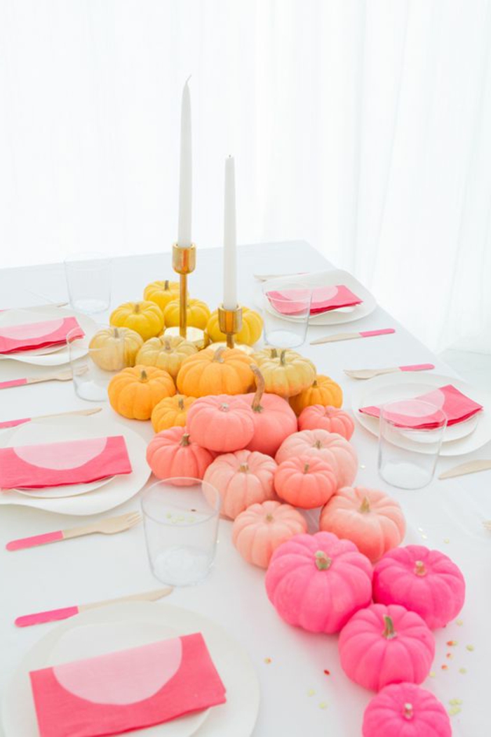 parydeko, tischdekoration mit gefärbten kürbissen, große kerzen, rosa servietten