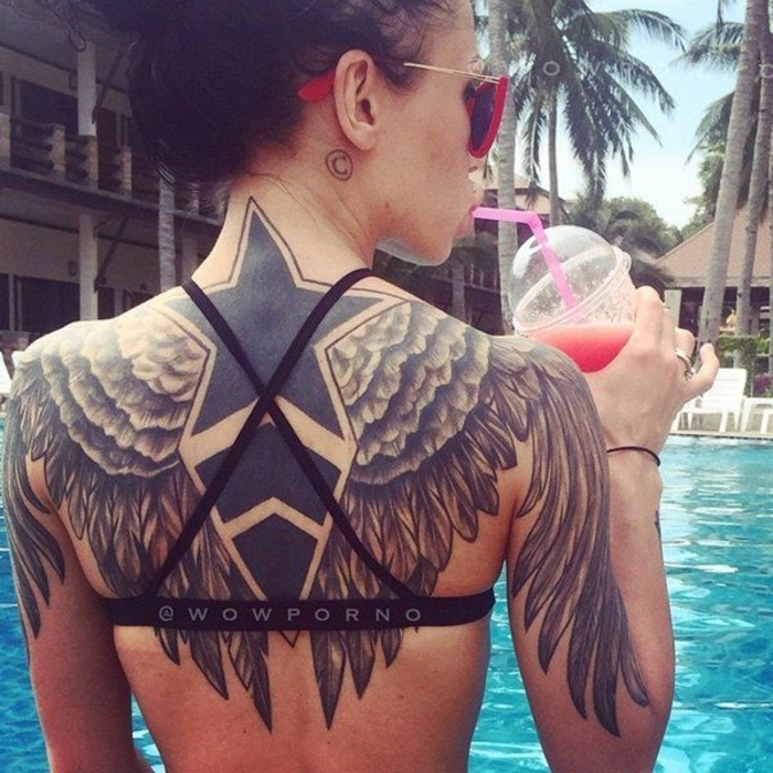 engelsflügel tattoo idee für die damen - hier ist eine frau, ein pool, getränk, stern, zwei schwarze engelsflügel 