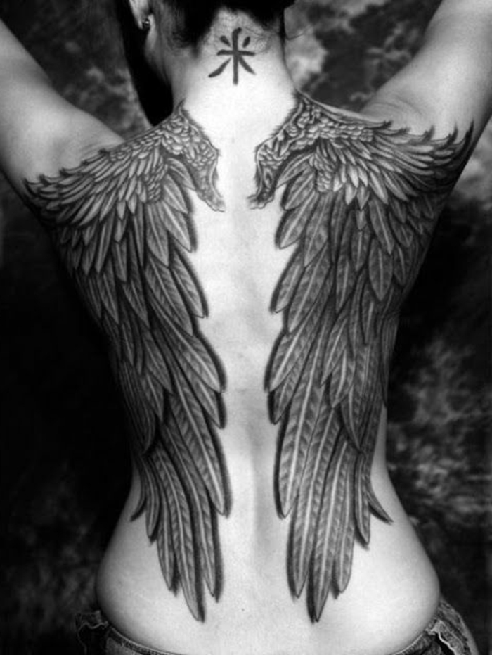 inspirierende idee für einen schwarzen engelsflügeln tattoo für die frauen - tattoo mit einer schwarzen hieroglyphe im nacken 
