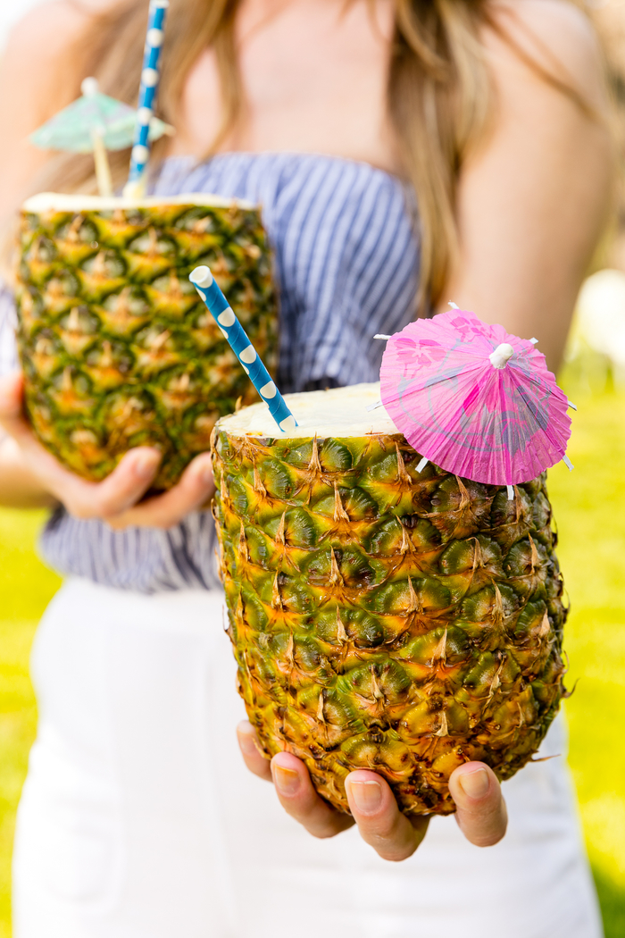Cocktails selber machen, lecker und attraktiv, Ananas mit Cocktailschirmchen, coole Ideen für Sommerpartys