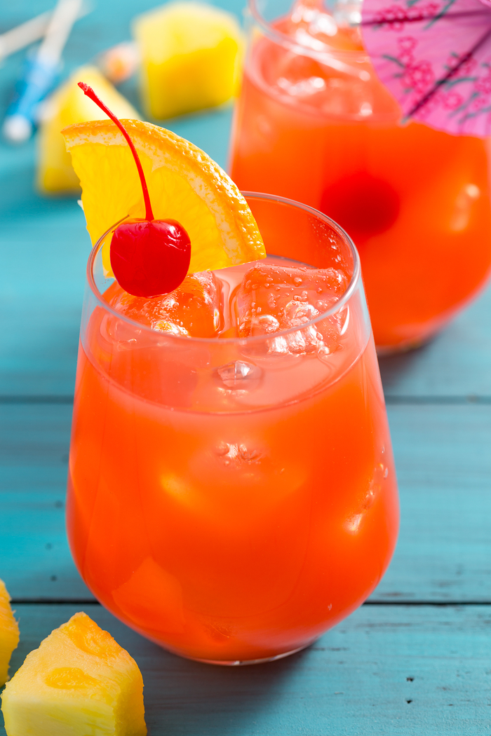 Tropische Getränke mit Zitrusfrüchten, tolle Ideen für Sommerpartys, einfache Cocktailrezepte