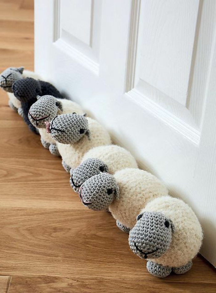 sieben Schafe - sechs weiße und ein schwarzes als Türstopper nähen und häkeln