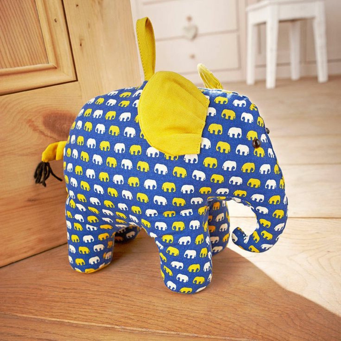 ein Elefant mit kleinen Elefanten Motiven mit gelben Schwanz und Ohren für schwere Türen