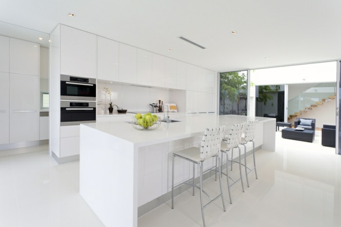 günstige Küchen mit modernem Design in weißer Farbe, offene Küche ohne Trennwand