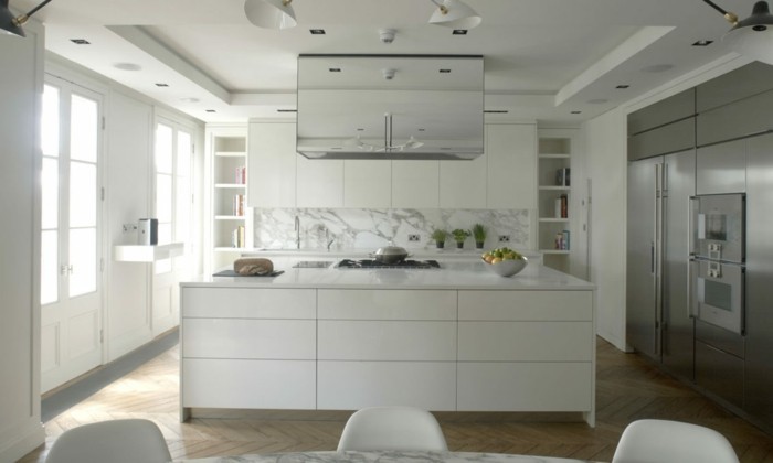 Küche mit Küchenrückwand aus Marmor, Fischgräte-Parkett, Esstisch aus Marmor, LED-Lampen