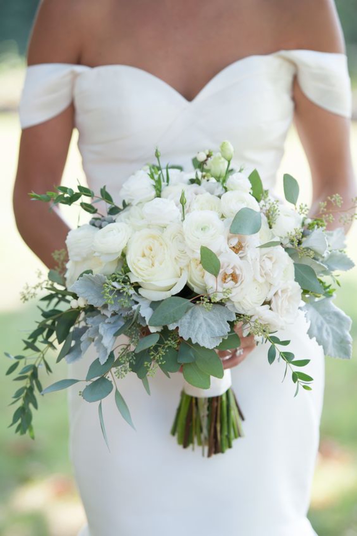 Hochzeitsstrauß in Weiß und Grün, weiße Rosen, Ideen für Sommerhochzeit 