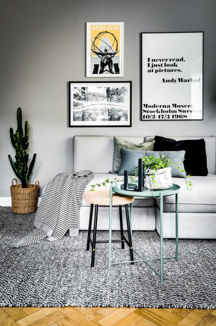 graues Zimmer mit grüne Pflanzen als Dekoration und Bilder mit Zitate von Warhol