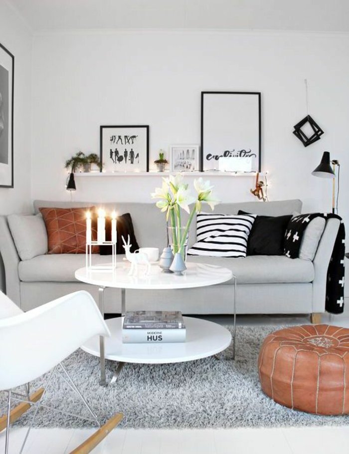 Perlgrau ist eine passende Farbe für dem Sofa, zwei Wandbilder, Vase und drei Kerzen