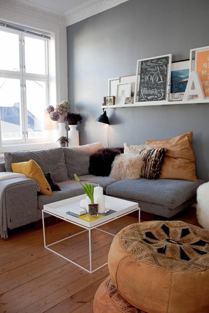 graues Zimmer mit Quadrate niedriger Tisch, Bilderleiste schön dekoriert 