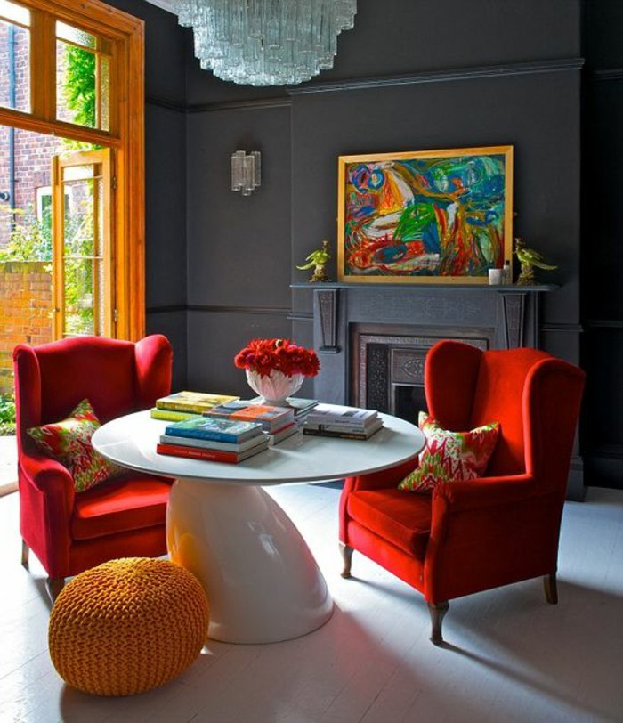 ein elegantes graues Zimmer in Barock Stil mit buntem Wandbild an der Terrasse 