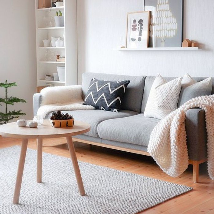 Perlgrau - ein bildschönes Wohnzimmer mit Sofa, Kissen und Wandbilder