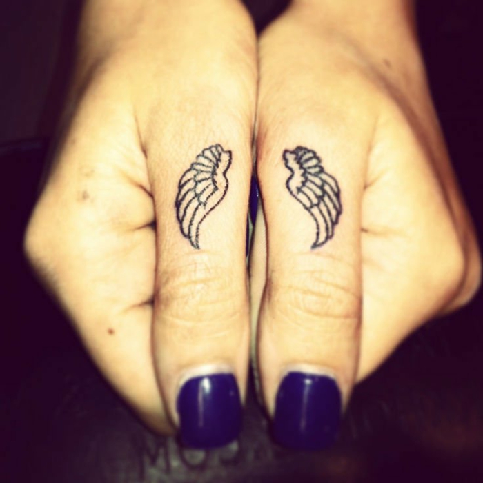 her zeigen wir ihnen noch zwei kleine engelsflügel tattoos - zwei hände mit engelsflügeln 