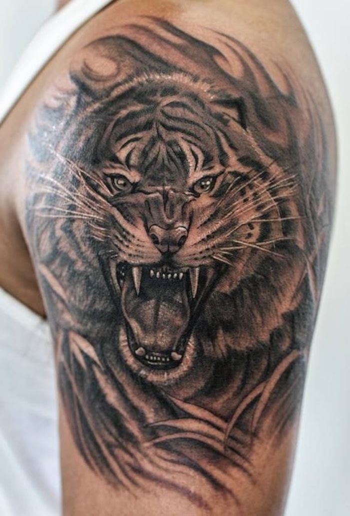 tiger tattoo, oberarmtattoo, tigerkopf, tätowierung in schwarz und weiß
