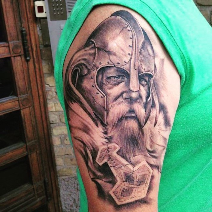 viking tattoos, grünes t-shirt, wikinger mit helm und langem bart