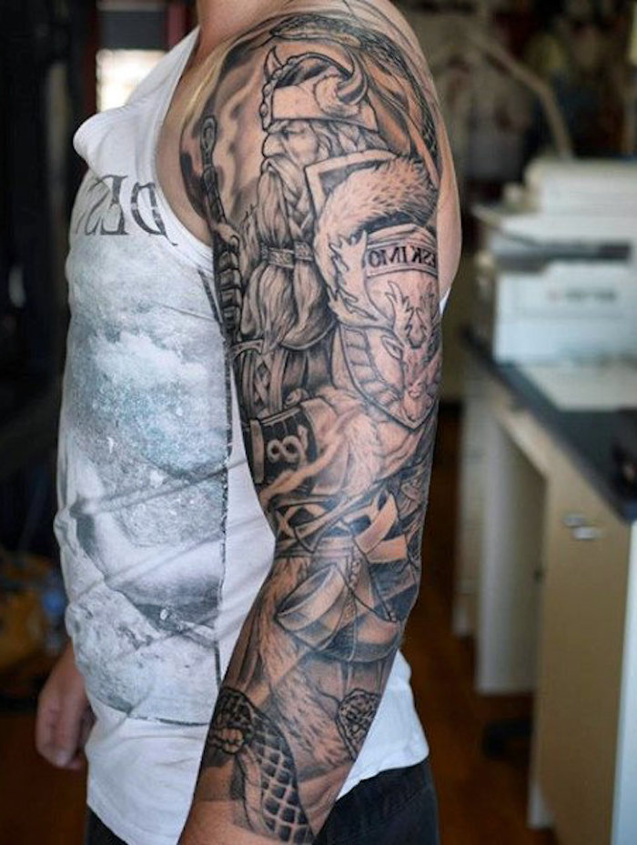 viking tattoo, tattooärmel, ärmel, in schwarz und grau, mann