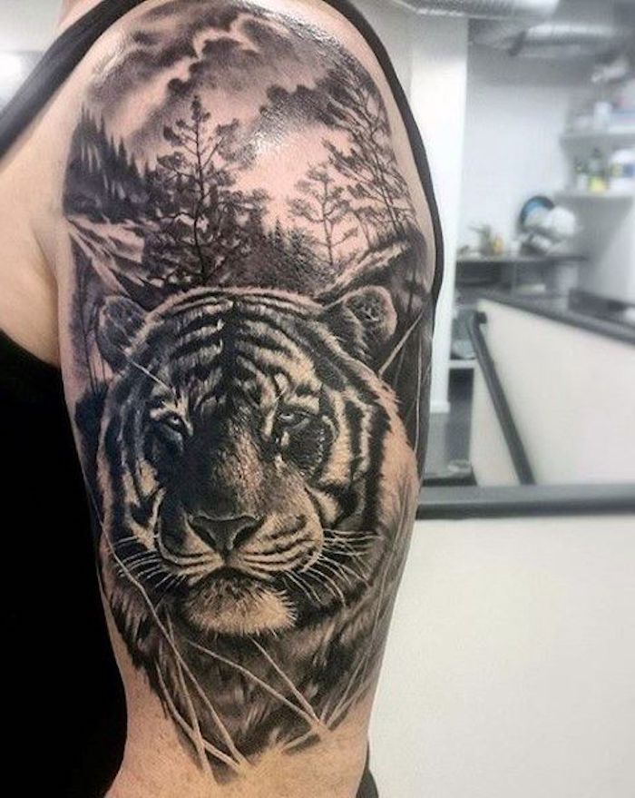 tiger tattoo, mann, oberarm, oberarmtattoo, wald