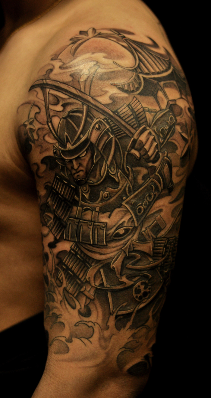 kämpfer tattoo, japanische tätowierung, helm, katana, samuraischwert