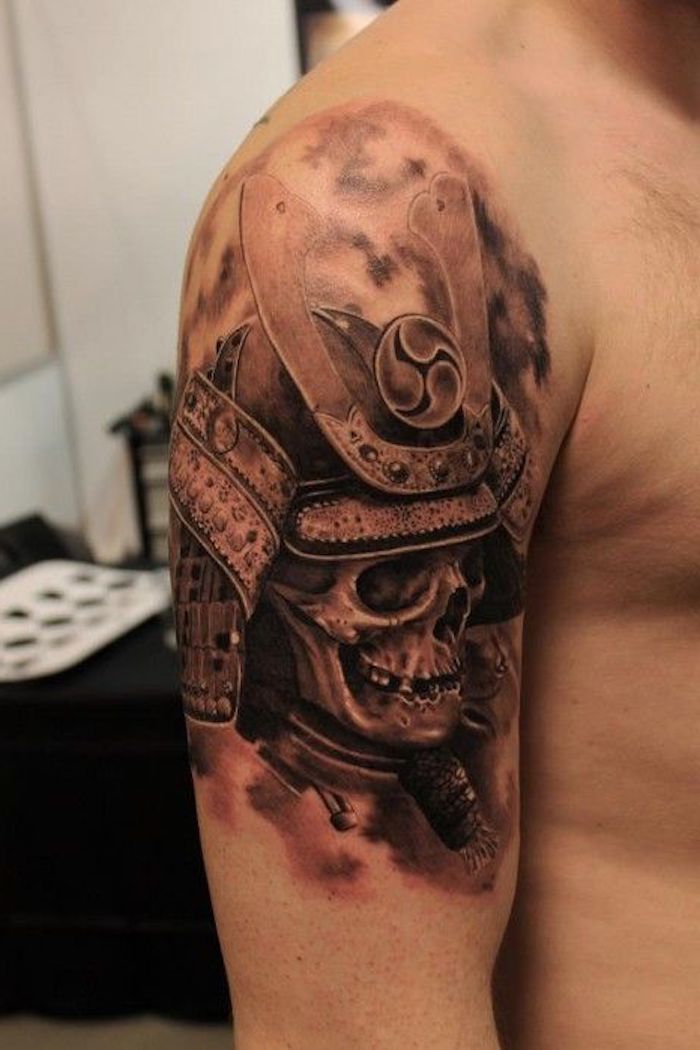 kämpfer tattoo, schädel, hem, oberarmtattoo, japanische tätowierung