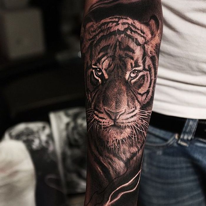 tiger tattoo, jeans, weißes t-shirt, armtattoo, arm