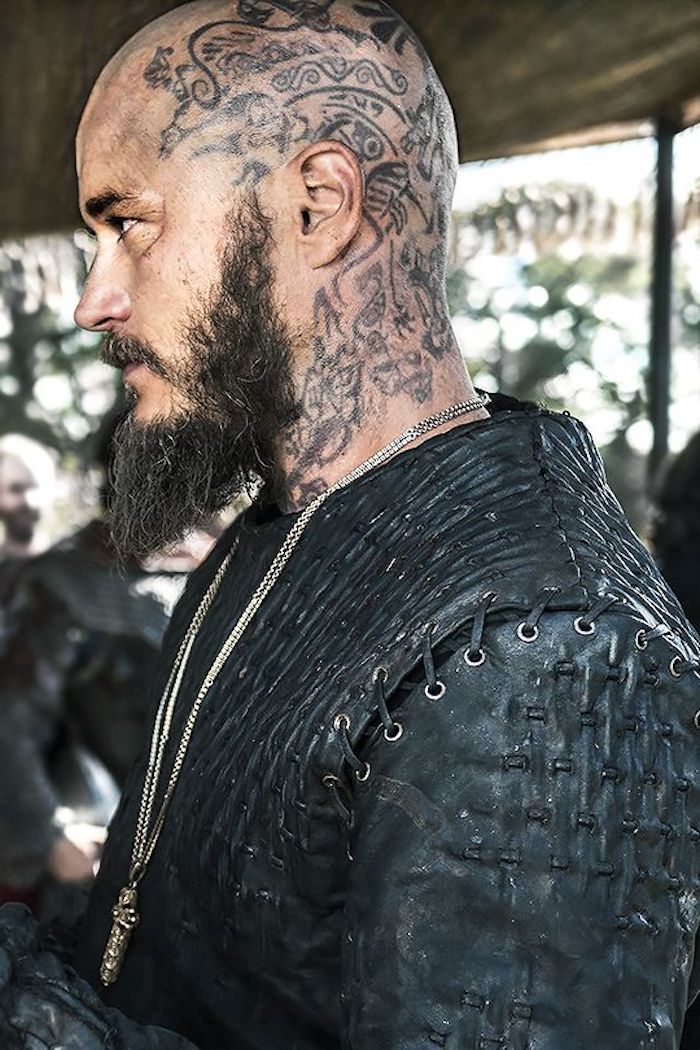viking tattoo, mann mit langem bart, kopf tätowieren