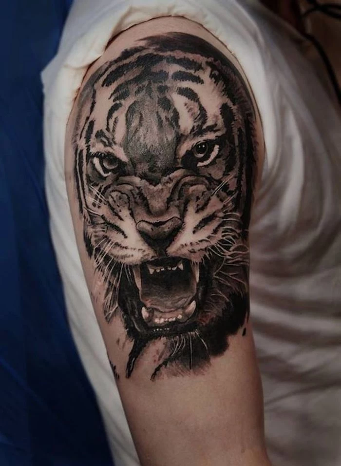 tiger tattoo, mann, oberarm, oberarmtattoo, weißes t-shirt
