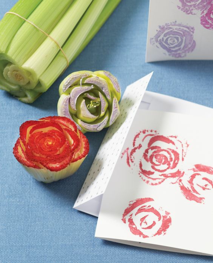 stempel aus gemüse in form von rosen, papier stempeln