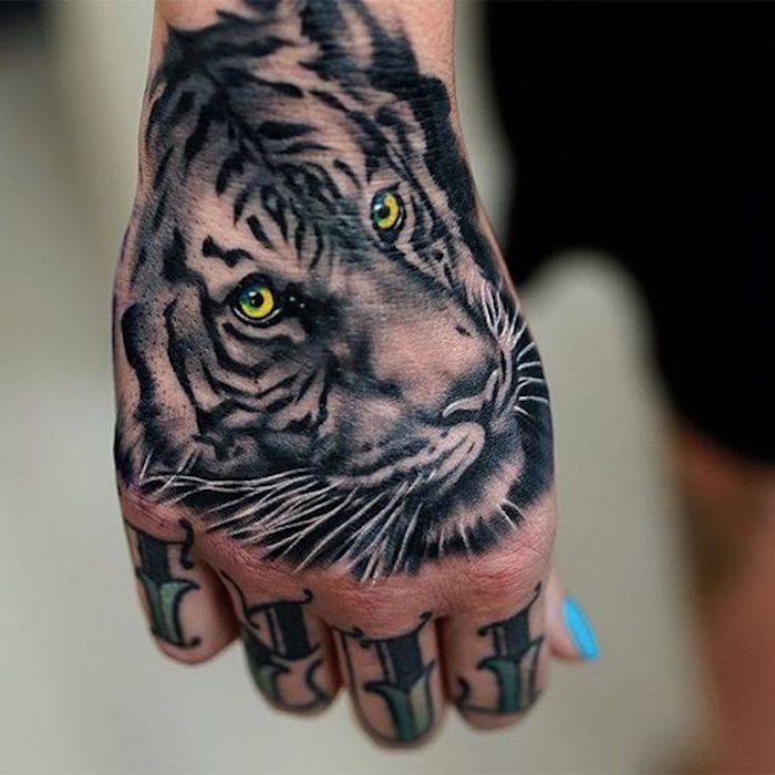 tigerkopf tattoo, fingertattoo, frau, handtattoo, hand