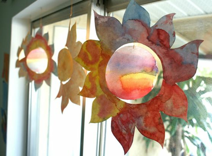 Fensterdeko basteln mit Kindern für den Sommer Sonne malen