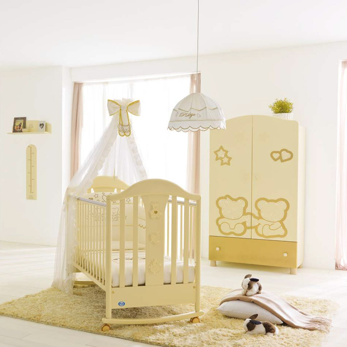 Babyzimmer einrichten, gelbe Möbel und weiße Wände, Babybett mit Himmel und Rollen, schön und praktisch