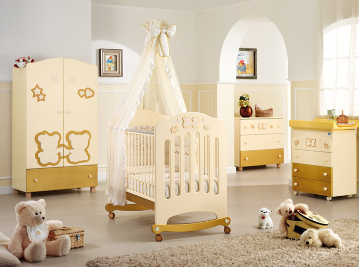 Babyzimmer in Gelb für Mädchen und Jungen, Himmelbett mit Rollen, Kuschelbären, Holzmöbel