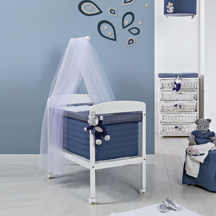 Babyzimmer für Jungen in Blau und Weiß, Himmelbett mit Rollen, Kuschelbären