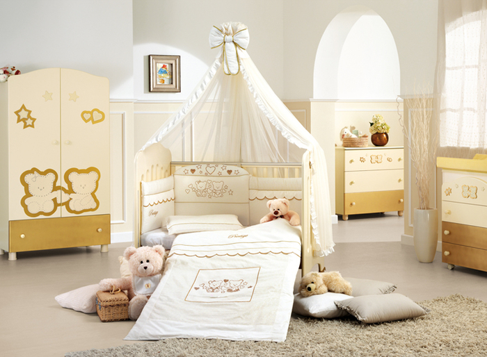 Babyzimmer in Gelb und Weiß, mit Holzmöbeln eingerichtet, Kuschelbären, Ideen für Deko