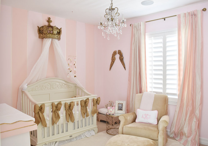 Babyzimmer für kleine Prinzessinnen, Babybett mit Himmel, Krone und Bändchen, rosa Wände, verspielter Kronleuchter