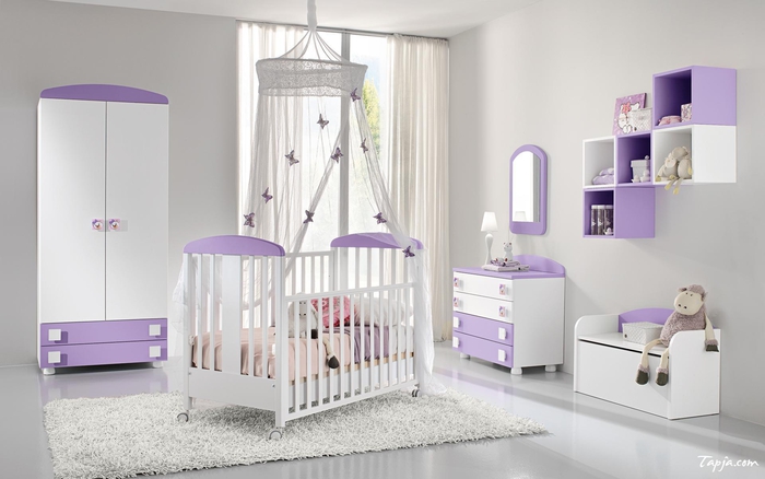Babyzimmer in Weiß und Lila, Betthimmel mit Schmetterlingen, Holzmöbel, Ideen für Mädchenzimmer