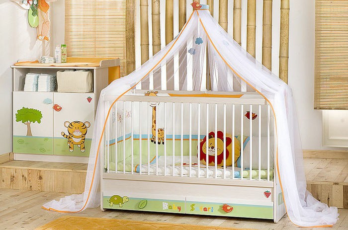 Babyzimmer in frischen Farben, süße Tiere als Dekoration, Himmelbett, Ideen für Einrichtung