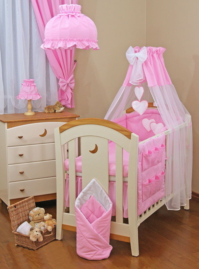 Babyzimmer für Mädchen in Rosa und Beige, Himmelbett mit Bändchen und Herzen, kleine Kuscheltiere