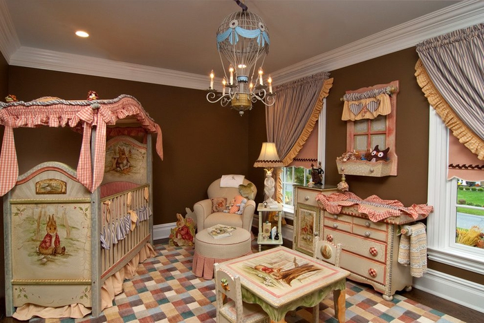 märchenhaftes Babyzimmer, Kronenleuchter als Ballon, Himmelbett, Kindermöbel, bunt und gemütlich