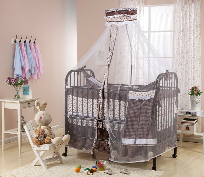 Babyzimmer für Mädchen und Jungen, braunes Himmelbett, Kuscheltier-Hase auf Stuhl, Holzmöbel