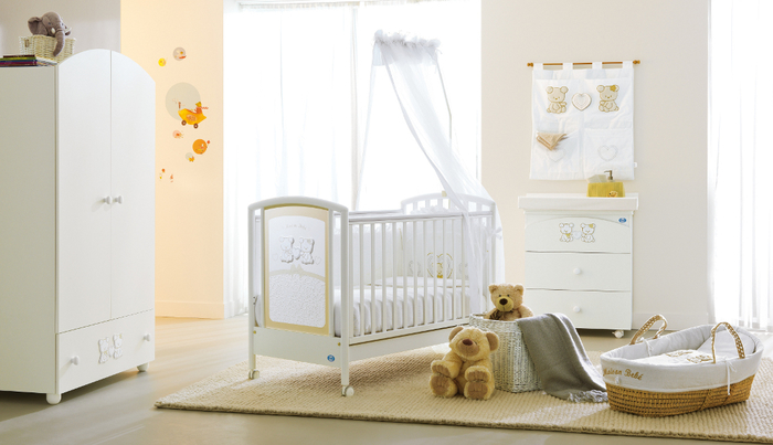 Babyzimmer in Pastelltönen, Himmelbett in Weiß und Gelb, Kuschekbären, Ideen für Einrichtung