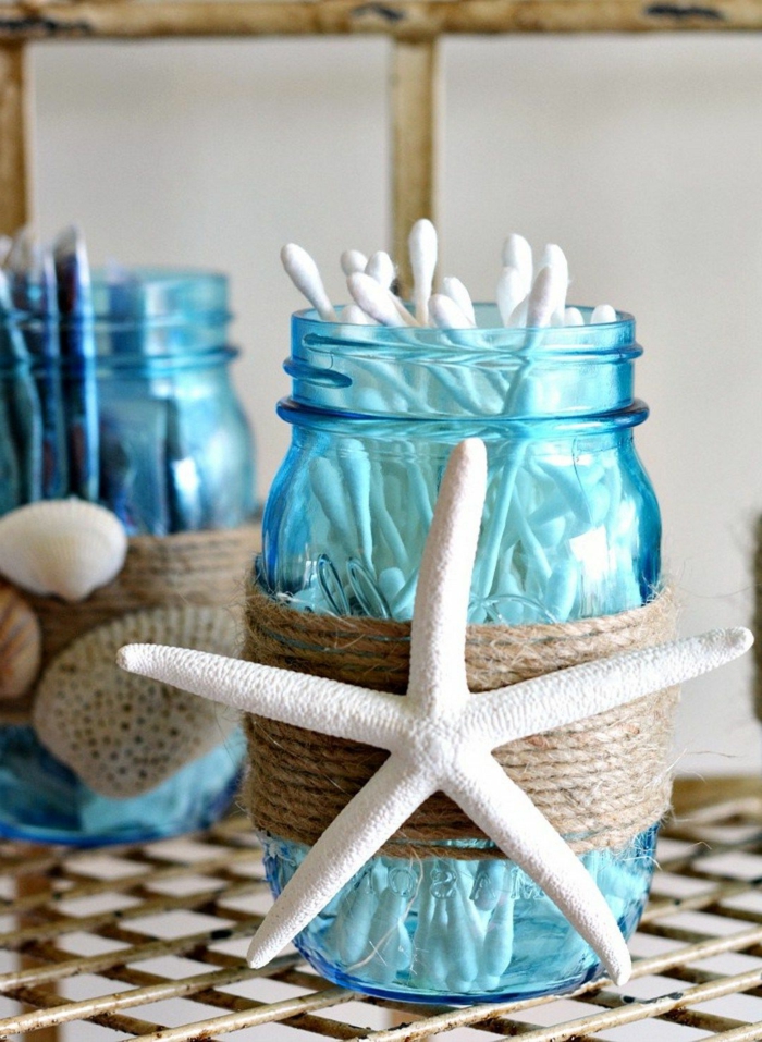 Badezimmer deko maritim, blaues Glas mit Wattestäbchen mit Seil und aufgeklebter Seestern und Muscheln